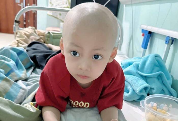 Bé Dũng những ngày ở viện. Ảnh: Gia đình cung cấp