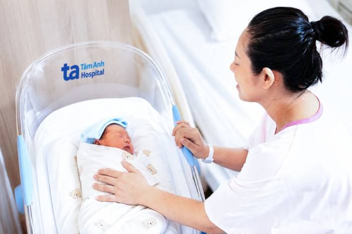 Chị Thúy bên con trai 3 ngày tuổi, chào đời tại Bệnh viện Đa khoa Tâm Anh TP HCM. Ảnh: Nguyệt Nhi