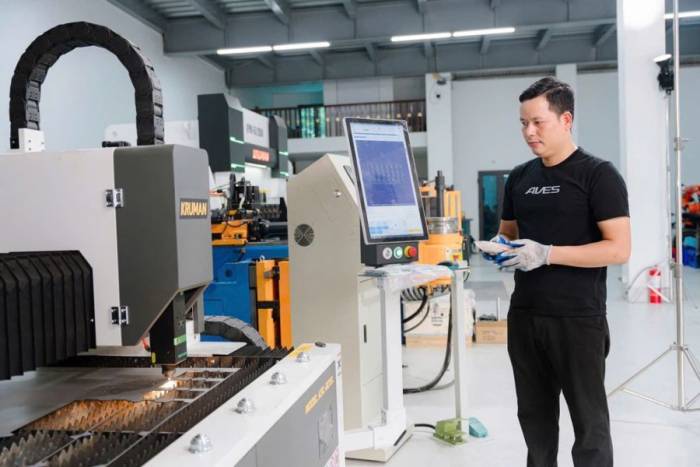 Kỹ thuật viên triển khai nghiên cứu, phát triển sản phẩm tại trung tâm Tech Lab đặt tại Hưng Yên. Ảnh: Aves