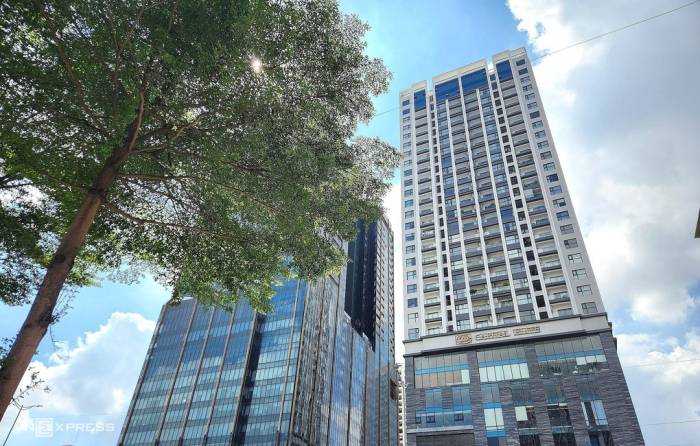 Dự án chung cư Capital Elite (phải) trên đường Phạm Hùng là trung tâm tranh chấp đôi bên. Ảnh:Thanh Lam