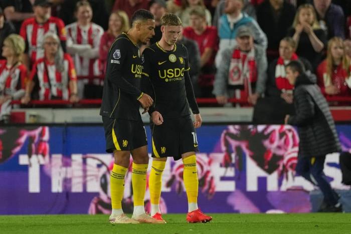 Morgan Rogers (trái) trao đổi với Cole Palmer trong trận Chelsea thua Brentford 0-3 trên sân Gtech Community, London, Anh ngày 18/9/2026. Ảnh: AP