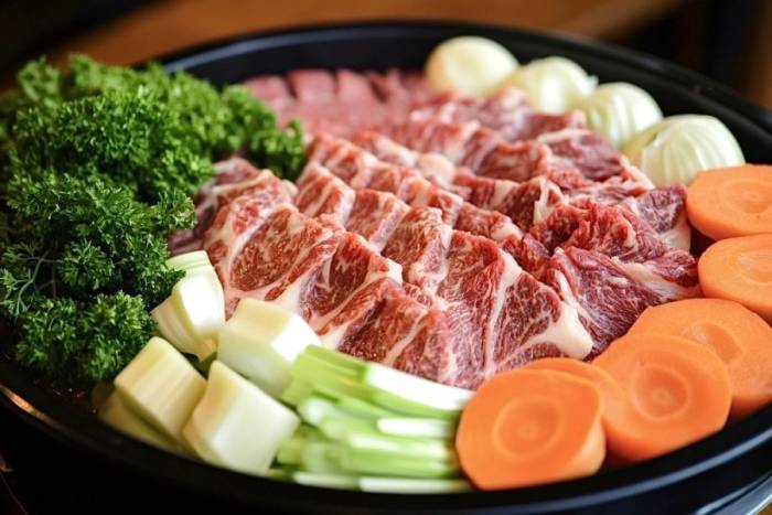 Thực phẩm sống cần được sơ chế, xử lý bằng dụng cụ riêng biệt. Ảnh minh họa: Vecteezy