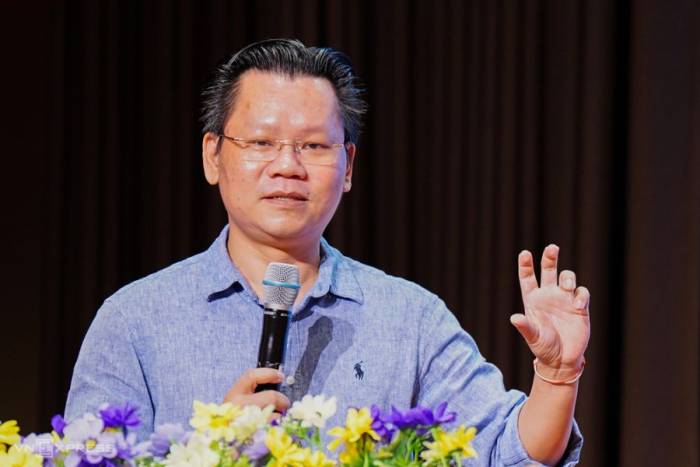 TS. Lê Văn Chung chia sẻ về ứng dụng DTU AI Exam Hub. Ảnh: Nguyễn Đông