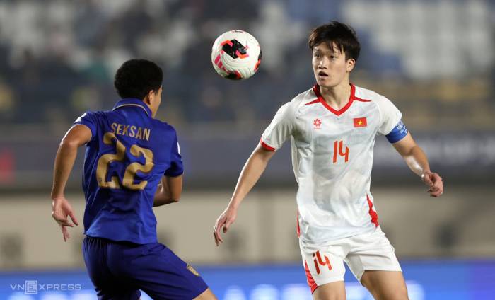 Tiền vệ Nguyễn Hoàng Đức (14) thi đấu trong trận Việt Nam thua Thái Lan 0-2 ở lượt hai bảng B hạng Nhất FIFA ASEAN Cup 2026, trên sân Si Jalak Harupat, Bandung, Indonesia ngày 29/9/2026. Ảnh: Đức Đồng