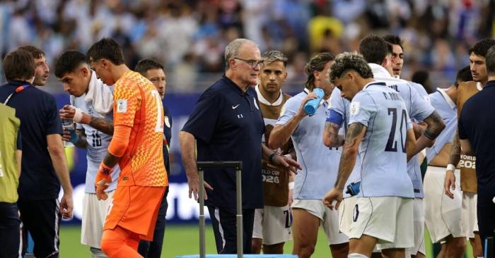 HLV Marcelo Bielsa (giữa) chỉ đạo các cầu thủ Uruguay trong giờ nghỉ tiếp nước ở trận gặp Arab Saudi tại bảng H World Cup 2026, trên sân Miami ở Miami Gardens, bang Florida, Mỹ ngày 15/6/2026. Ảnh: Reuters