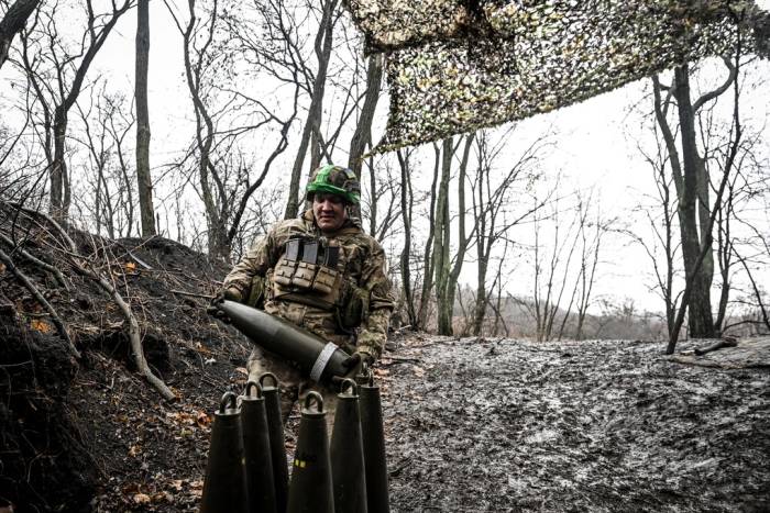 Binh sĩ Ukraine vác đạn pháo ở mặt trận vùng Donetsk tháng 11/2025. Ảnh: AFP