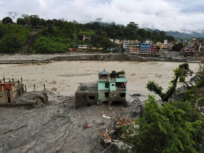 Ngôi nhà màu xanh còn lại sau trận lũ ở Trishuli, huyện Nuwakot, Nepal, ngày 1/9. Ảnh: Reuters