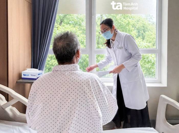 Bác sĩ Thùy giải thích tình trạng bệnh phổi mô, dặn dò ông Kinh tái khám đầy đủ. Ảnh: Bệnh viện Đa khoa Tâm Anh