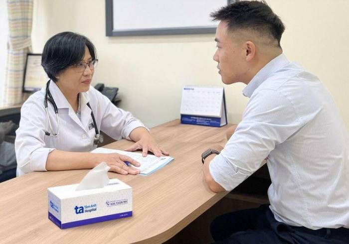 Bác sĩ tư vấn cho người bệnh chế độ ăn uống, sinh hoạt để bảo vệ sức khỏe tim mạch. Ảnh minh họa: Bệnh viện Đa khoa Tâm Anh