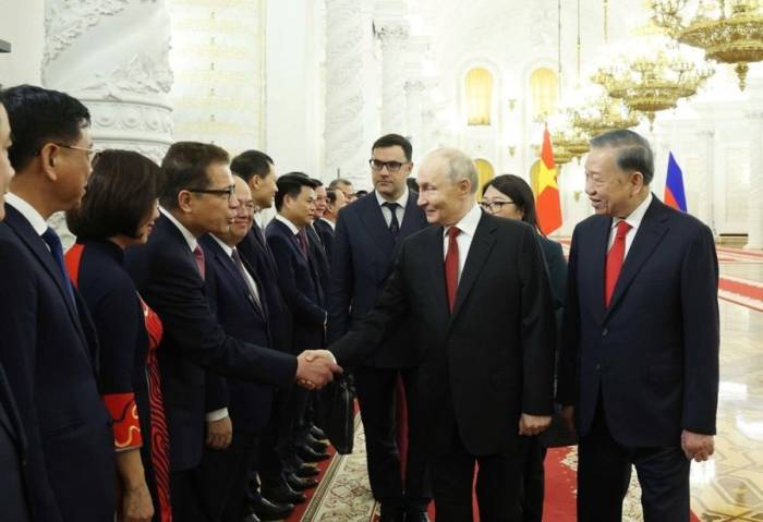 Tổng Bí thư, Chủ tịch nước Tô Lâm và Tổng thống Nga Vladimir Putin với đại biểu Việt Nam. Ảnh: TTXVN