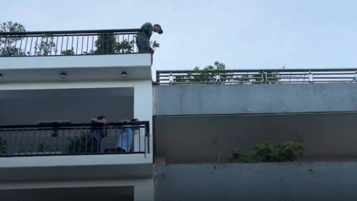 Người dân bồng trẻ leo qua ban công thoát cháy nhà 6 tầng