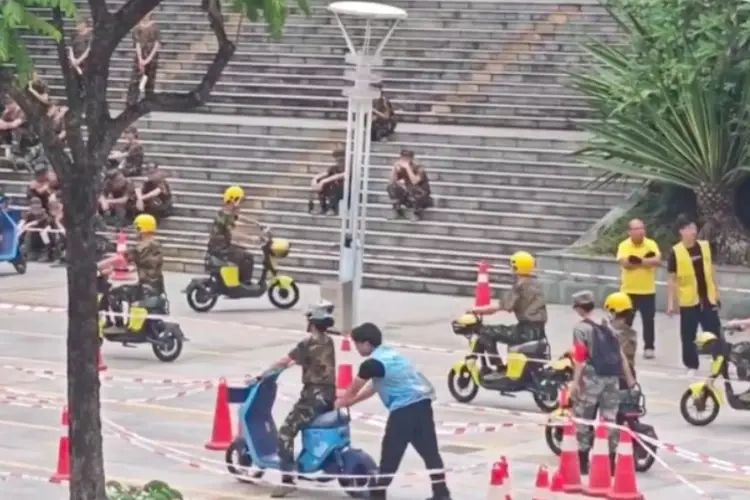 Trường đại học dạy tân sinh viên đi xe điện trong khóa tập quân sự