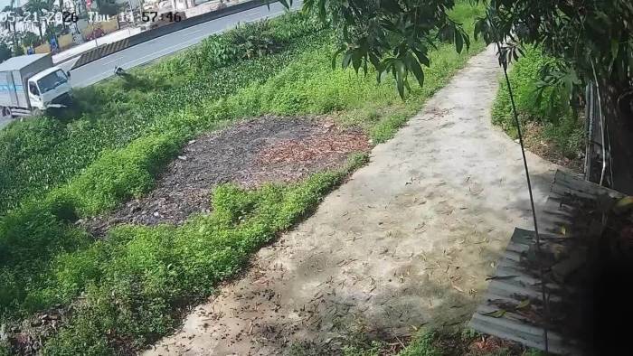 Quay đầu tốc độ cao, xe tải đâm xe máy cùng lao xuống mương