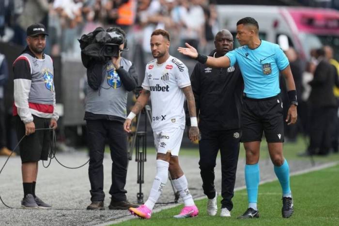 Neymar bị buộc rời sân dù không nằm trong danh sách thay người trận Santos 0-3 Coritiba, ở vòng 16 giải VĐQG Brazil ngày 17/5/2026. Ảnh: AP