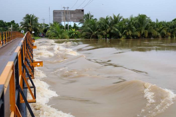 Nước  sông Cà Ty cuồn cuộn chảy qua cầu Đúc, phường Bình Thuận. Ảnh: Thanh Biên
