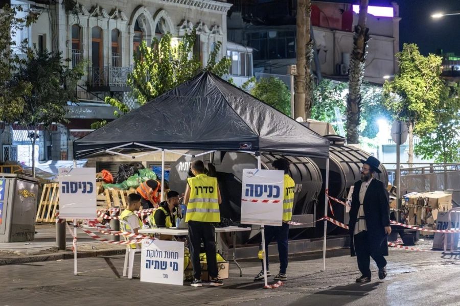 Cơ quan Cấp nước Israel đặt các bể chứa nước uống gần Cổng Damascus ở Jerusalem, Israel, sau khi 5/6 nhà máy khử muối ngừng hoạt động, hôm 31/8. Ảnh: Anadolu