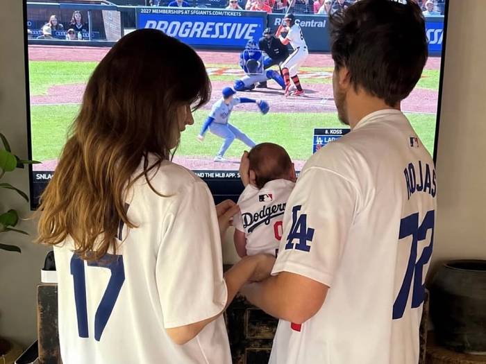 Vợ chồng Barbara Palvin và con gái cùng mặc đồng phục của đội bóng chày Los Angeles Dodgers trong bức ảnh khoe tin vui. Ảnh: Instagram Barbara Palvin