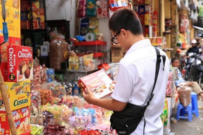 Chuẩn bị thực phẩm trước chuyến đi. Ảnh: NVCC
