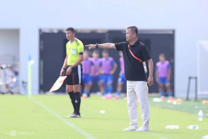 HLV Đinh Hồng Vinh của Việt Nam chỉ đạo trong trận thua Uzbekistan 0-2 ở lượt cuối bảng C bóng đá nam ASIAD 2026, trên sân Paloma Mizuho, Nagoya, Nhật Bản ngày 22/9/2026. Ảnh: Hoàng Hồ