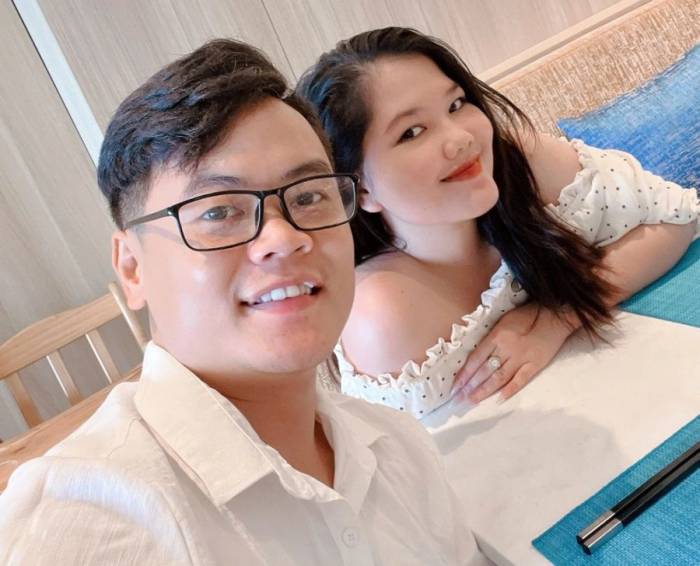 Vợ chồng Thu Nghiêm và Văn Sang trong một lần đi ăn nhà hàng. Ảnh nhân vật cung cấp