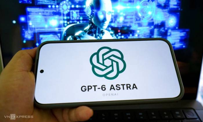 Logo OpenAI và GPT-6 Astra hiển thị trên một chiếc smartphone. Ảnh: Bảo Lâm