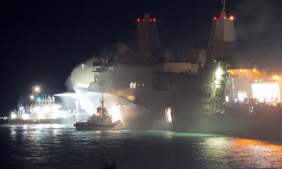 Tàu vận tải đổ bộ USS New Orleans được tàu khác chữa cháy ở ngoài khơi Okinawa, Nhật Bản hôm 20/8/2025. Ảnh: Manichi