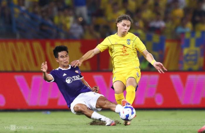 Hậu vệ Vũ Đình Hai (trái) của Hà Nội FC truy cản tiền vệ Abdel-Amine Tran Duc Vinh của SLNA trong trận đấu ở vòng 2 V-League 2026-2027, trên sân Hàng Đẫy, Hà Nội ngày 12/9/2026. Ảnh: Hoàng Huynh