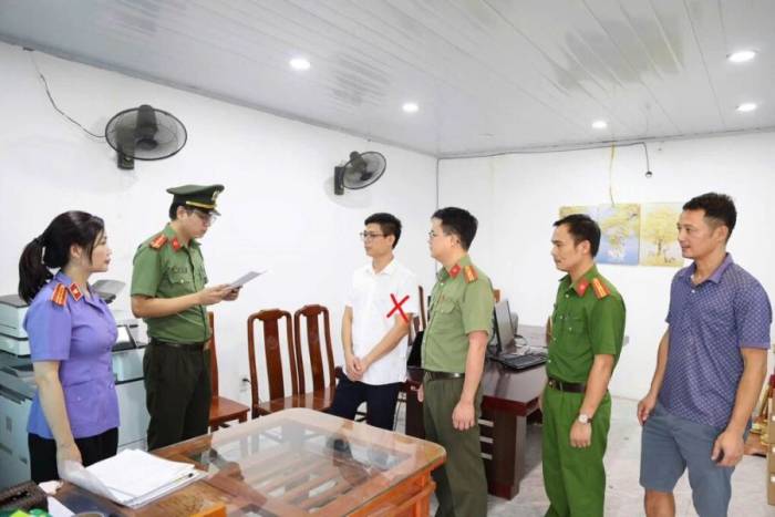 Công an khám xét nơi làm việc Đàm Đình Mạnh, Giám đốc Công ty cổ phần xây dựng CTT. Ảnh: Công an cung cấp