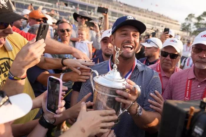 DeChambeau mừng Cup vô địch US Open 2024. Ảnh: AP