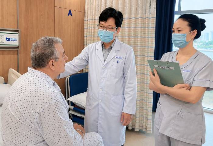 Bác sĩ tư vấn cho ông Allan trước khi xuất viện. Ảnh: Bệnh viện Đa khoa Tâm Anh