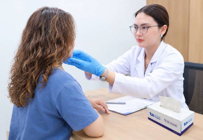 Bác Trân tư vấn phương pháp điều trị cho chị Mai. Ảnh: Bệnh viện Đa khoa Tâm Anh