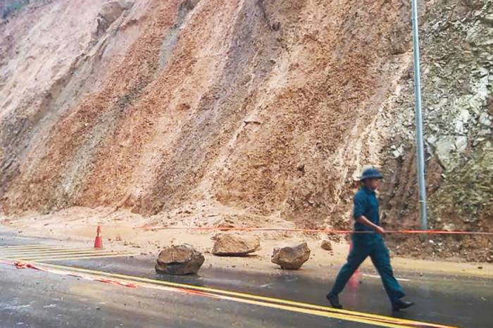 Lực lượng chức năng căng dây xử lý hiện trường sạt lở. Ảnh: Hoài Thanh