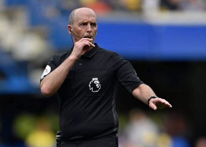Mike Dean thổi còi khi bắt chính trận Chelsea gặp Watford ở Ngoại hạng Anh tại sân Stamford Bridge, London, Anh ngày 22/5/2022. Ảnh: Reuters