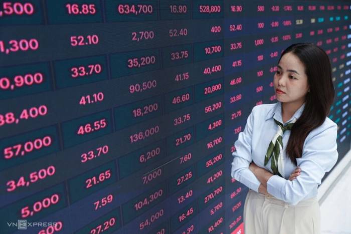 Nhà đầu tư đang quan sát bảng giá tại một công ty chứng khoán ở TP HCM. Ảnh: Quỳnh Trần