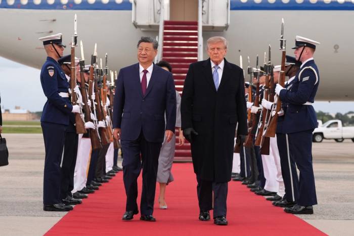 Tổng thống Donald Trump và Chủ tịch Trung Quốc Tập Cận Bình bước đi trên thảm đỏ tại căn cứ không quân Andrews ngày 23/9. Ảnh: AP