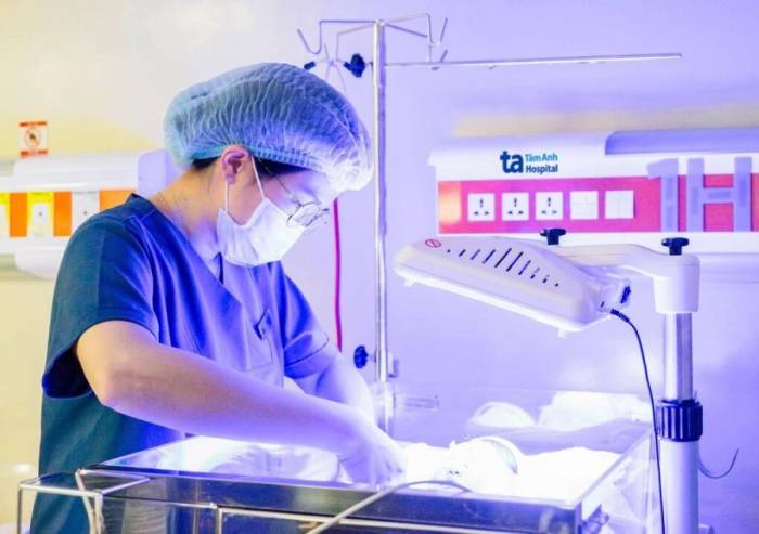 Trẻ sinh non được chiếu đèn điều trị vàng da thiếu máu tại Đơn vị Hồi sức Sơ sinh (NICU). Ảnh: Bệnh viện Đa khoa Tâm Anh