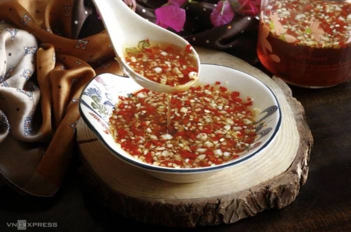Dùng nhiều gia vị chứa natri có thể làm tăng lượng muối trong khẩu phần, ảnh hưởng đến huyết áp. Ảnh minh họa: Bùi Thủy