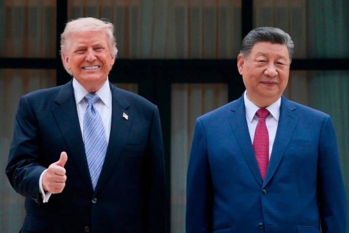 Tổng thống Mỹ Donald Trump (trái) và Chủ tịch Trung Quốc Tập Cận Bình trong chuyến thăm Trung Nam Hải ở Bắc Kinh ngày 15/5. Ảnh: AP