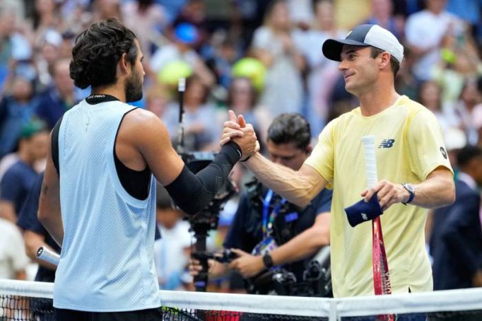 Alcaraz (trái) bắt tay Paul sau khi thắng tay vợt Mỹ 6-4, 6-3, 6-4 ở vòng bốn Mỹ Mở rộng tại sân Arthur Ashe, Trung tâm Quần vợt Quốc gia Billie Jean King, Flushing Meadows, New York, Mỹ ngày 6/9/2026. Ảnh: AP