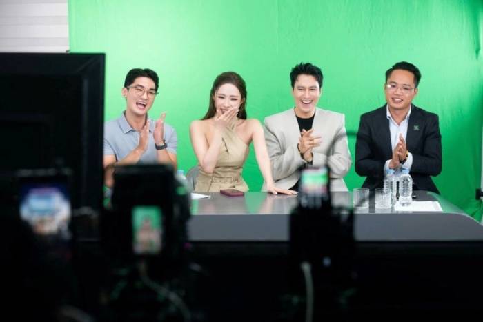 Diễn viên Việt Anh, Quỳnh Nga tại phiên livestream. Ảnh: NeOWave Media