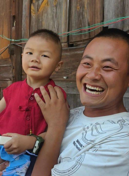 Wenhao bên bố trong ngày ăn mừng đoàn tụ. Ảnh: Worldjournal