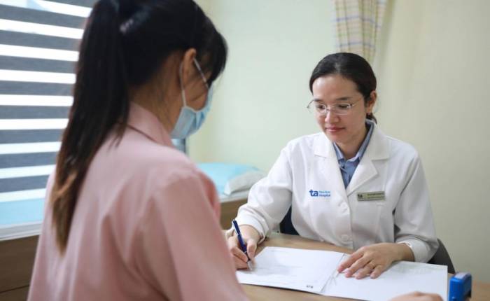 Bác sĩ Thư giải thích kết quả xét nghiệm cho người bệnh. Ảnh: Bệnh viện Đa khoa Tâm Anh
