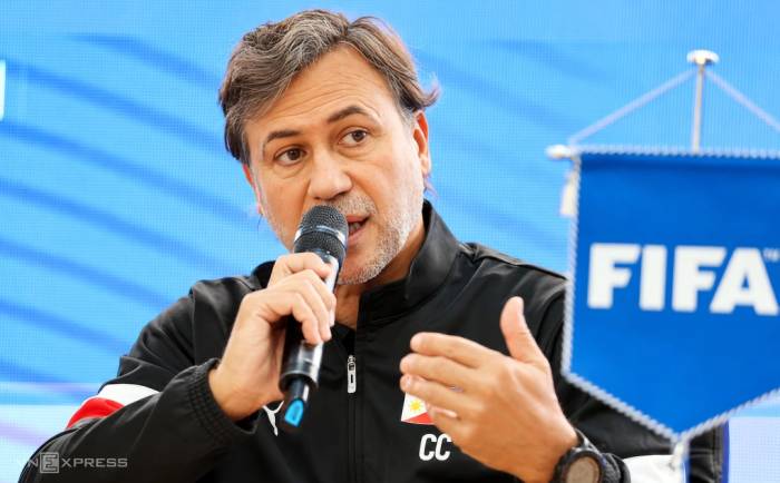 HLV Carles Cuadrat trong họp báo trước trận Việt Nam - Philippines ở bảng B FIFA ASEAN Cup 2026, tại sân Jalak Harupat, Bandung, Indonesia, chiều 25/9. Ảnh: Đức Đồng
