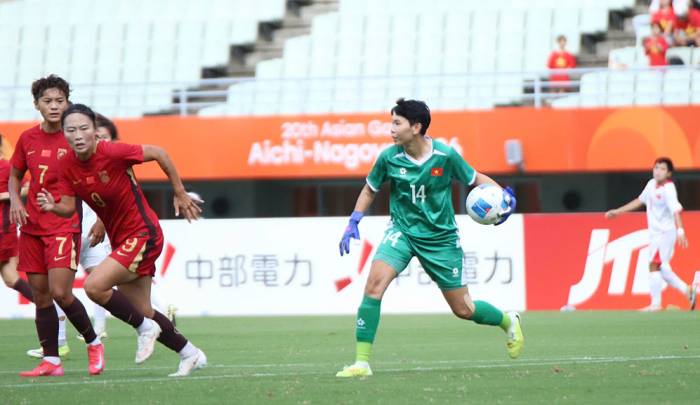 Thủ môn Trần Thị Kim Thanh (áo xanh) thi đấu trong trận thua Trung Quốc 0-1 ở tứ kết bóng đá ASIAD 2026, trên sân Nagai, Nhật Bản ngày 25/9/2026. Ảnh: VFF