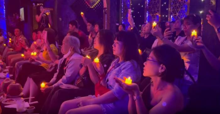 Khán giả cầm đèn nến tưởng nhớ Minh Thuận. Ảnh: Hoàng Dung