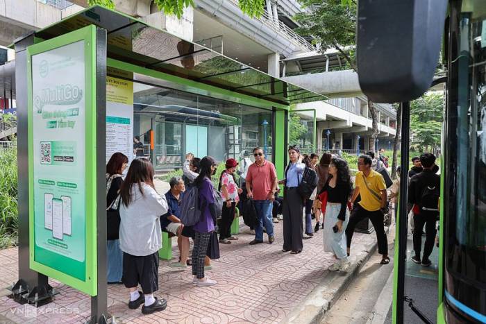 Khách chờ xe buýt ở khu vực mới lắp mẫu nhà chờ mới khu vực ga metro An Phú trên đại lộ Võ Nguyên Giáp. Ảnh: Quỳnh Trần