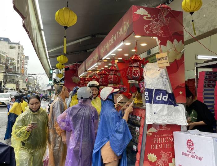 Người dân mua bánh Trung thu ở phường Bình Tiên, chiều 23/9. Ảnh: Ngọc Ngân