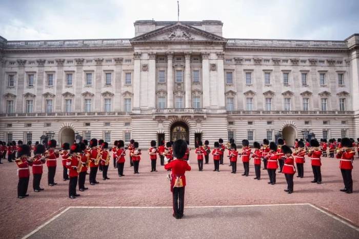 Các thành viên ban nhạc của Lữ đoàn Coldstream Guards và Lữ đoàn Welsh Guards trình diễn bản nhạc tưởng nhớ ca sĩ Dolly Parton trong lễ đổi gác tại Cung điện Buckingham, ngày 26/8. Ảnh: Reuters
