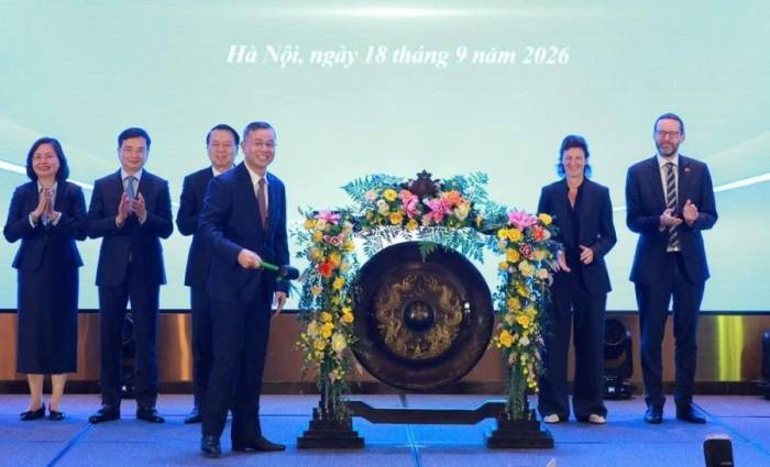 Bộ trưởng Tài chính Ngô Văn Tuấn thực hiện nghi thức đánh cồng, đánh dấu mốc thị trường chứng khoán Việt Nam được nâng hạng lên mới nổi từ 21/9. Ảnh: SSC