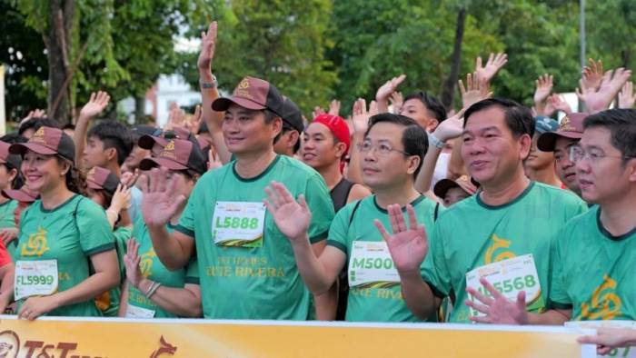 Ông Dương Hoàng Sum (thứ hai từ phải sang) trước vạch xuất phát giải chạy ngày 12/9. Ảnh: SkillLink